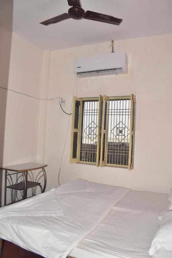 Om Rest House Hotel Varanasi Exterior photo